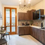 Guesthost - Center Charming Apartman