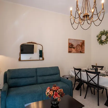 Charming Close To The Center דירה *