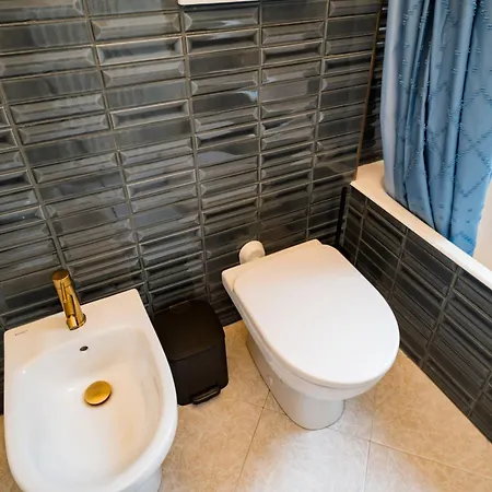 Charming Close To The Center דירה