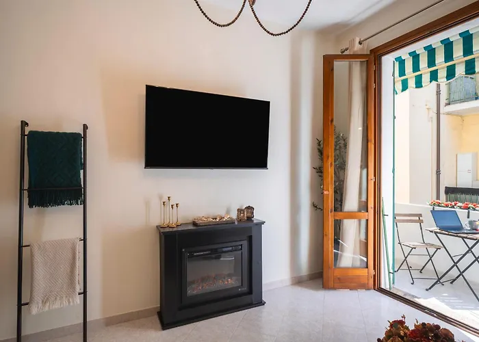 Guesthost - City Center Charming Apartment *